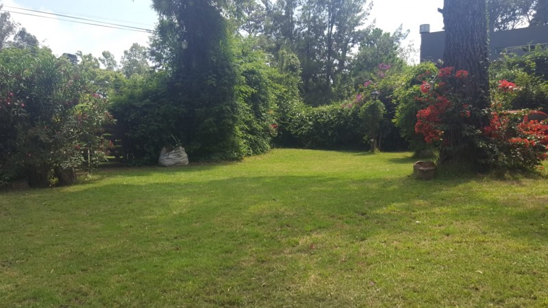 Chalet  con 2 hab. sobre 1350 m2.BOSQUE PERALTA RAMOS 