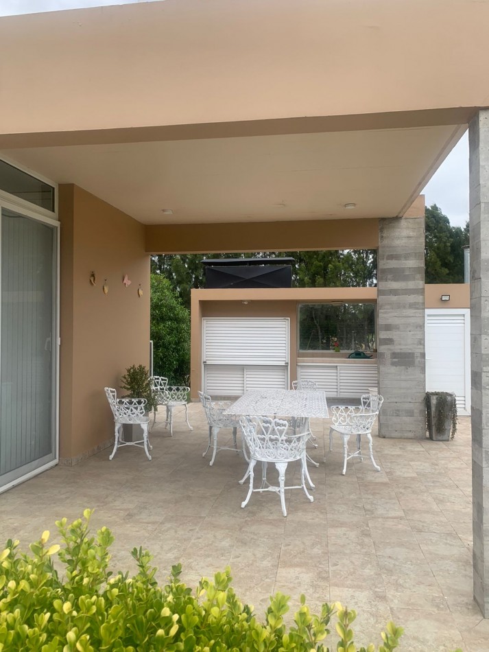 CASA DE CORTE MODERNO  CON  PILETA CLIMATIZADA   CON USO DE VERANO-FINANCIA- ACEPTA PERMUTA - BARRIO PRIVADO TIERRA DEL MAR 