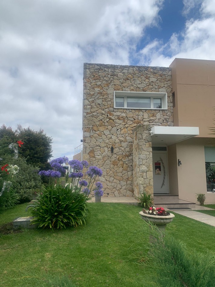 CASA DE CORTE MODERNO  CON  PILETA CLIMATIZADA   CON USO DE VERANO-FINANCIA- ACEPTA PERMUTA - BARRIO PRIVADO TIERRA DEL MAR 