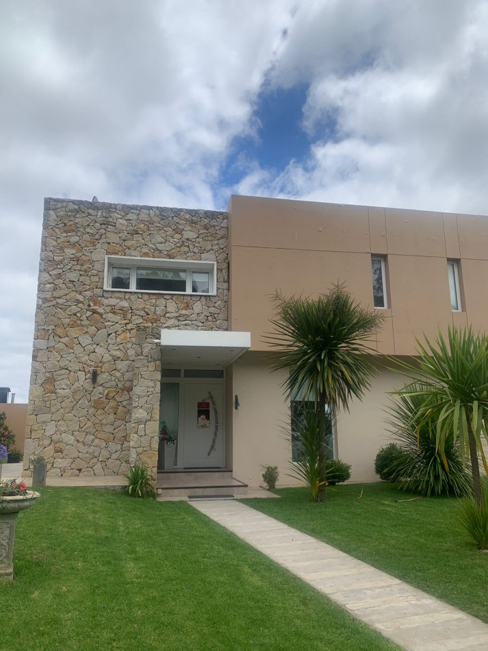 CASA DE CORTE MODERNO  CON  PILETA CLIMATIZADA   CON USO DE VERANO-FINANCIA- ACEPTA PERMUTA - BARRIO PRIVADO TIERRA DEL MAR 