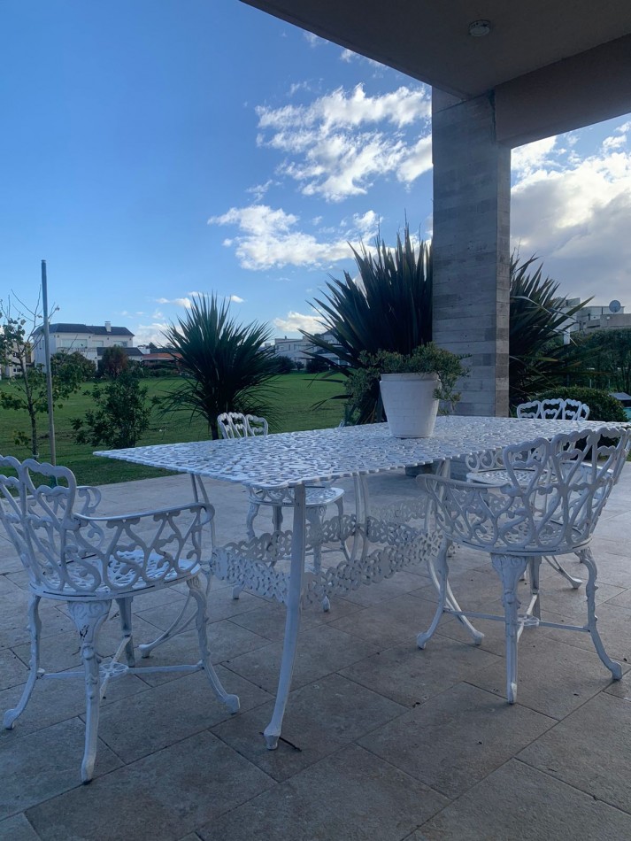 CASA DE CORTE MODERNO  CON  PILETA CLIMATIZADA   CON USO DE VERANO-FINANCIA- ACEPTA PERMUTA - BARRIO PRIVADO TIERRA DEL MAR 