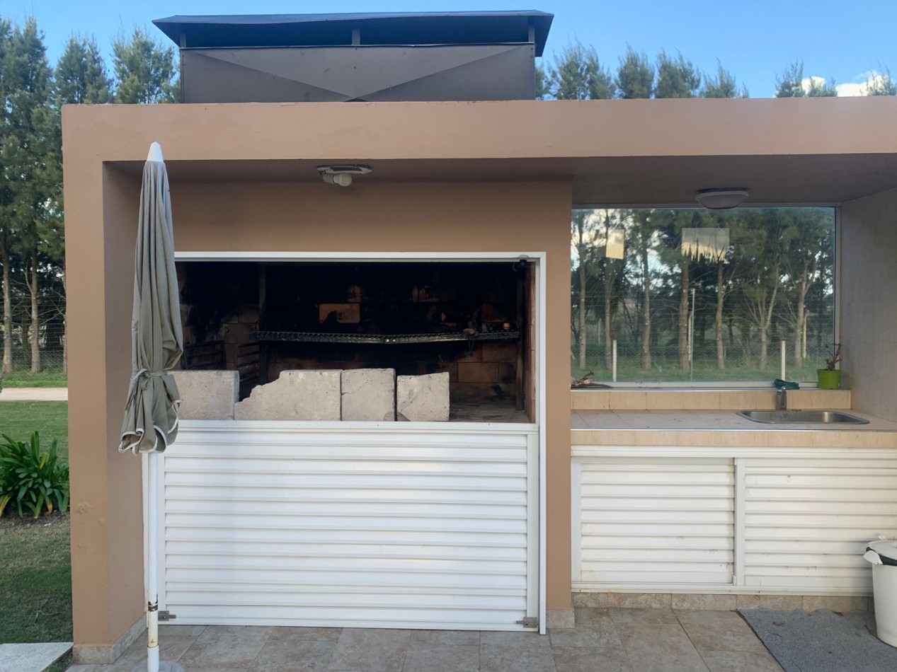 CASA DE CORTE MODERNO  CON  PILETA CLIMATIZADA   CON USO DE VERANO-FINANCIA- ACEPTA PERMUTA - BARRIO PRIVADO TIERRA DEL MAR 