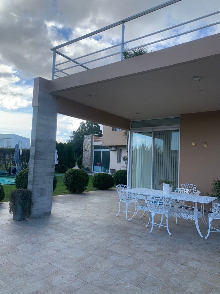 CASA DE CORTE MODERNO  CON  PILETA CLIMATIZADA   CON USO DE VERANO-FINANCIA- ACEPTA PERMUTA - BARRIO PRIVADO TIERRA DEL MAR 