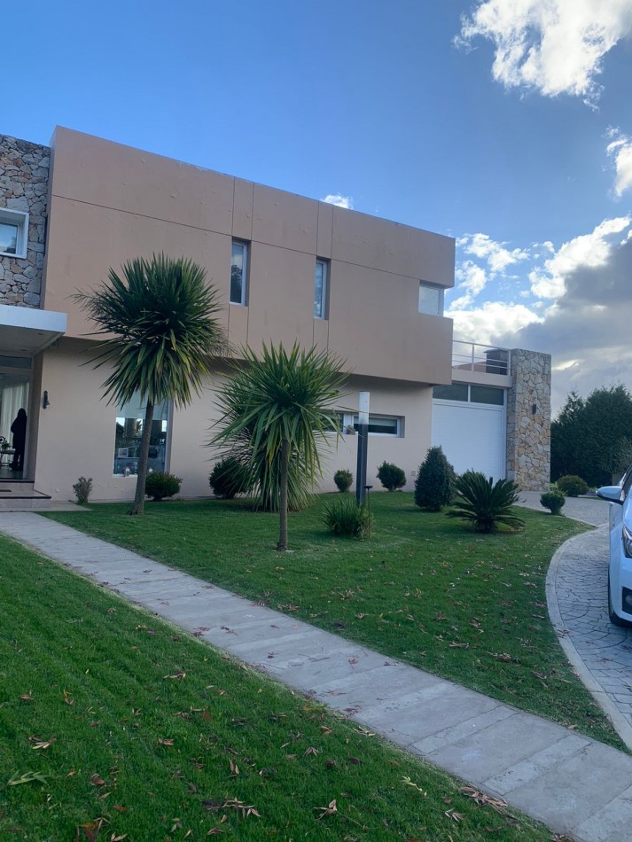 CASA DE CORTE MODERNO  CON  PILETA CLIMATIZADA   CON USO DE VERANO-FINANCIA- ACEPTA PERMUTA - BARRIO PRIVADO TIERRA DEL MAR 