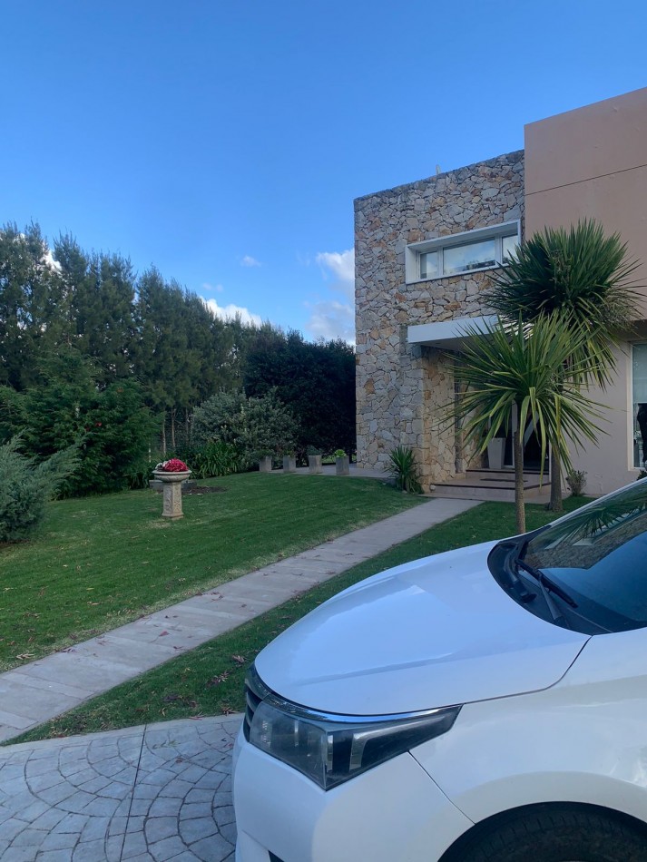 CASA DE CORTE MODERNO  CON  PILETA CLIMATIZADA   CON USO DE VERANO-FINANCIA- ACEPTA PERMUTA - BARRIO PRIVADO TIERRA DEL MAR 