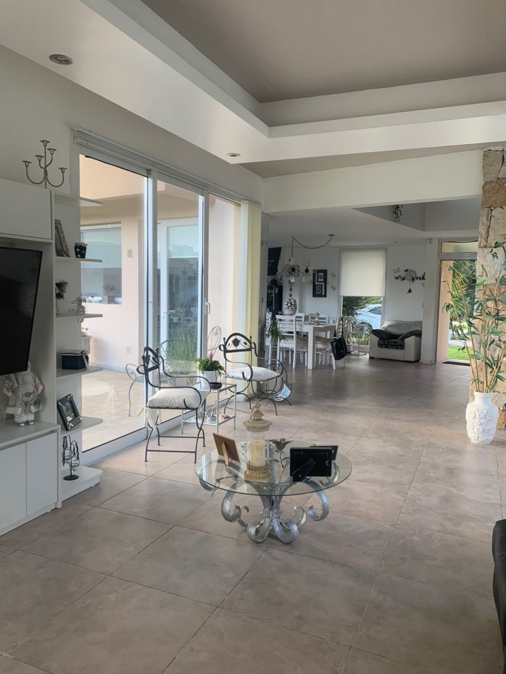 CASA DE CORTE MODERNO  CON  PILETA CLIMATIZADA   CON USO DE VERANO-FINANCIA- ACEPTA PERMUTA - BARRIO PRIVADO TIERRA DEL MAR 