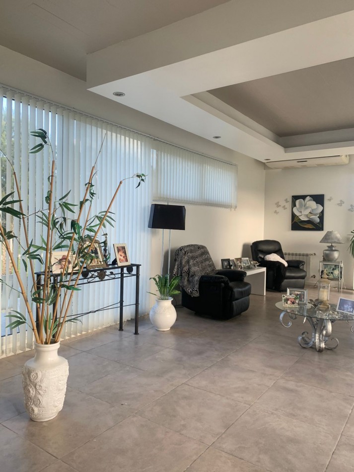 CASA DE CORTE MODERNO  CON  PILETA CLIMATIZADA   CON USO DE VERANO-FINANCIA- ACEPTA PERMUTA - BARRIO PRIVADO TIERRA DEL MAR 