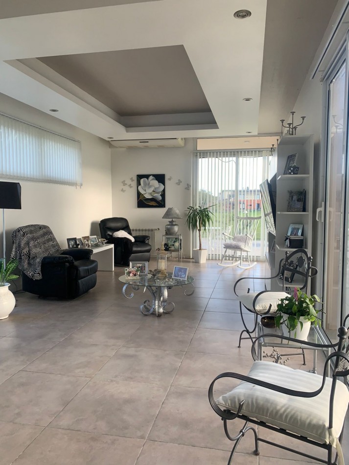 CASA DE CORTE MODERNO  CON  PILETA CLIMATIZADA   CON USO DE VERANO-FINANCIA- ACEPTA PERMUTA - BARRIO PRIVADO TIERRA DEL MAR 