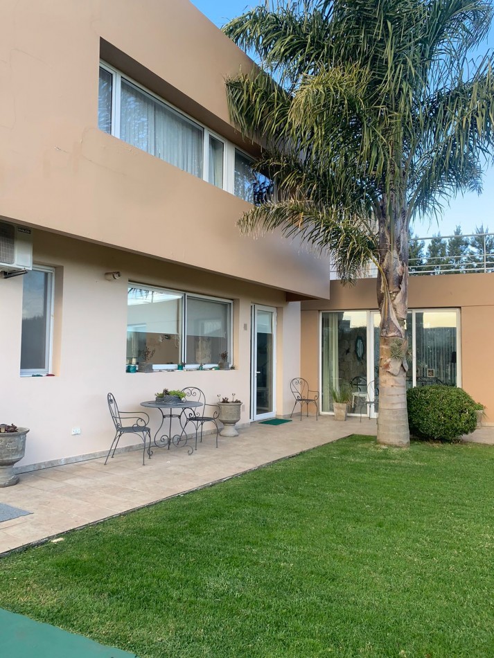CASA DE CORTE MODERNO  CON  PILETA CLIMATIZADA   CON USO DE VERANO-FINANCIA- ACEPTA PERMUTA - BARRIO PRIVADO TIERRA DEL MAR 