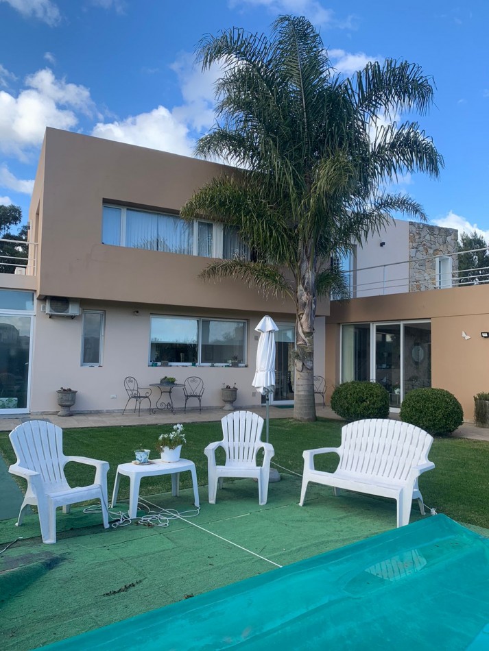 CASA DE CORTE MODERNO  CON  PILETA CLIMATIZADA   CON USO DE VERANO-FINANCIA- ACEPTA PERMUTA - BARRIO PRIVADO TIERRA DEL MAR 