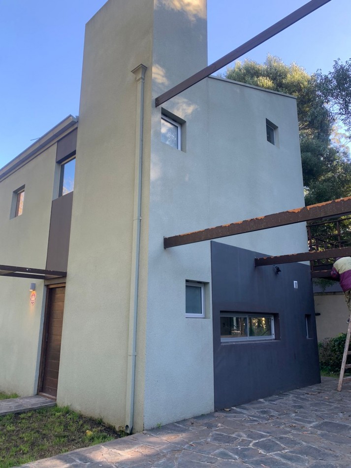 CASA CON PROYECTO A TERMINAR DE 4 AMB CON CALEF. X RADIADORES-FINANCIACION -ACEPTA PERMUTAS   -BOSQUE PERALTA RAMOS 