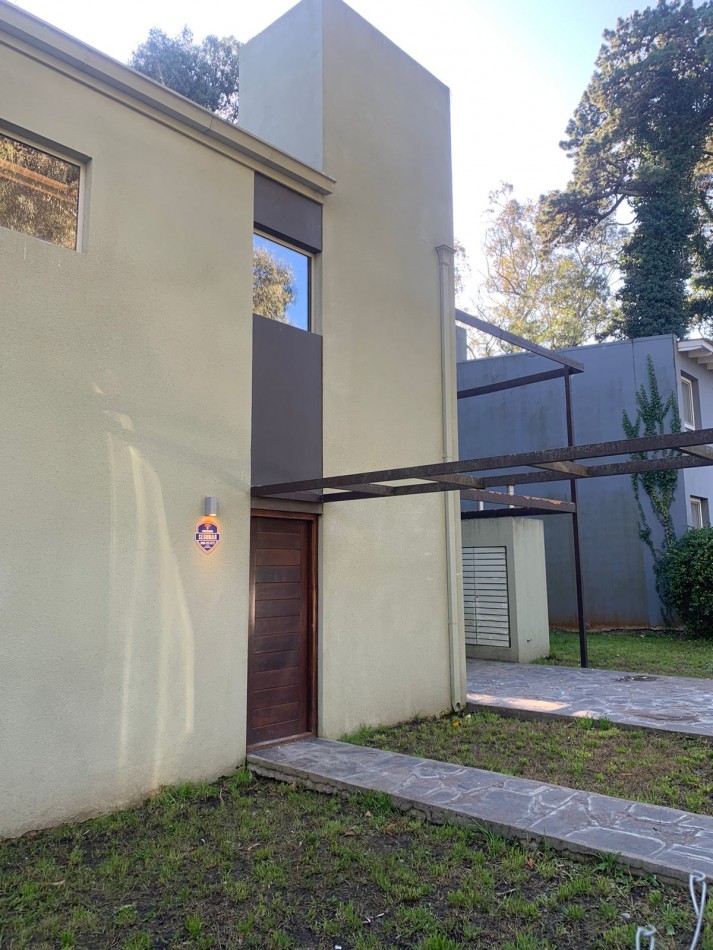 CASA CON PROYECTO A TERMINAR DE 4 AMB CON CALEF. X RADIADORES-FINANCIACION -ACEPTA PERMUTAS   -BOSQUE PERALTA RAMOS 