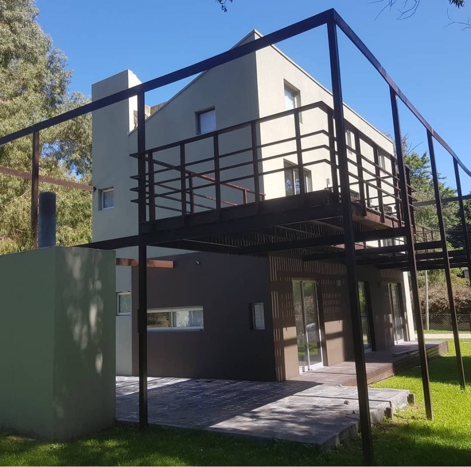 CASA CON PROYECTO A TERMINAR DE 4 AMB CON CALEF. X RADIADORES-FINANCIACION -ACEPTA PERMUTAS   -BOSQUE PERALTA RAMOS 
