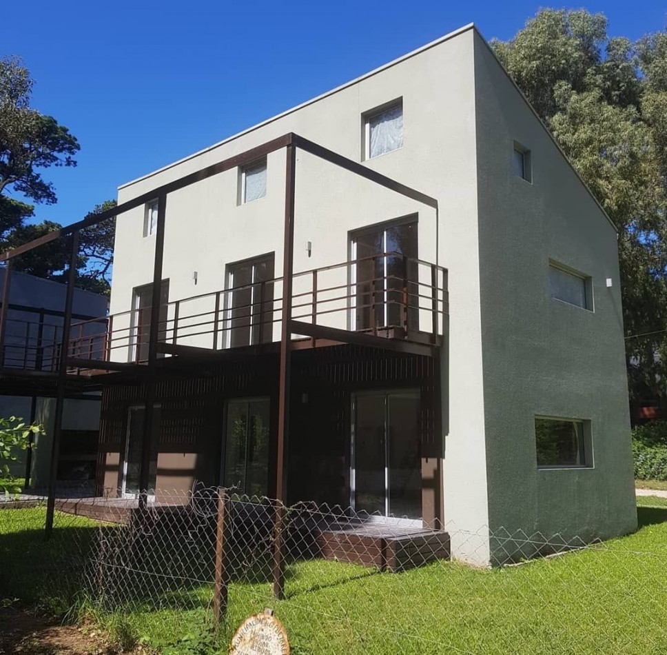 CASA CON PROYECTO A TERMINAR DE 4 AMB CON CALEF. X RADIADORES-FINANCIACION -ACEPTA PERMUTAS   -BOSQUE PERALTA RAMOS 