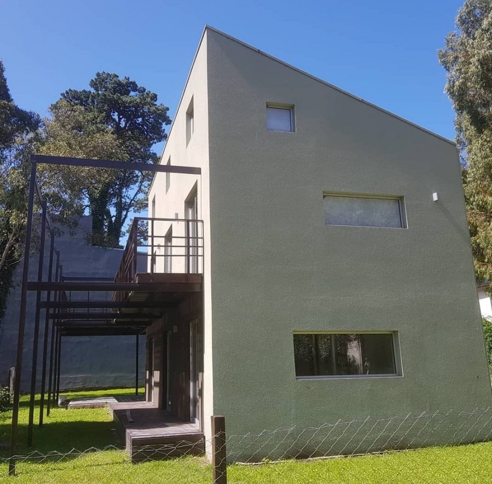 CASA CON PROYECTO A TERMINAR DE 4 AMB CON CALEF. X RADIADORES-FINANCIACION -ACEPTA PERMUTAS   -BOSQUE PERALTA RAMOS 