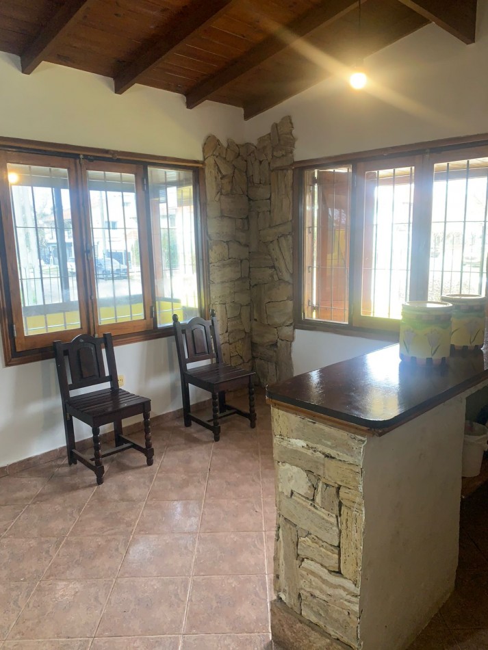 CASA   RUSTICA CON QUINCHO Y PARQUE- 4 AMB  -PUNTA MOGOTES