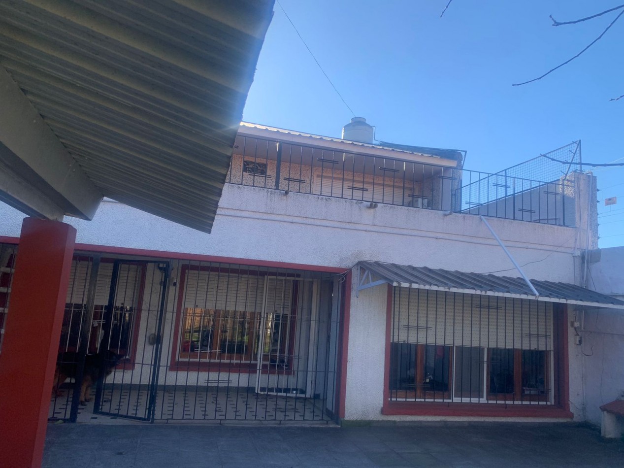 EN BLOQUE DOS CASAS DE 5 AMB Y 3 AMB - A 400 METROS DEL MAR  - MUY  BUEN ESTADO ORIGINAL. -PUNTA MOGOTES