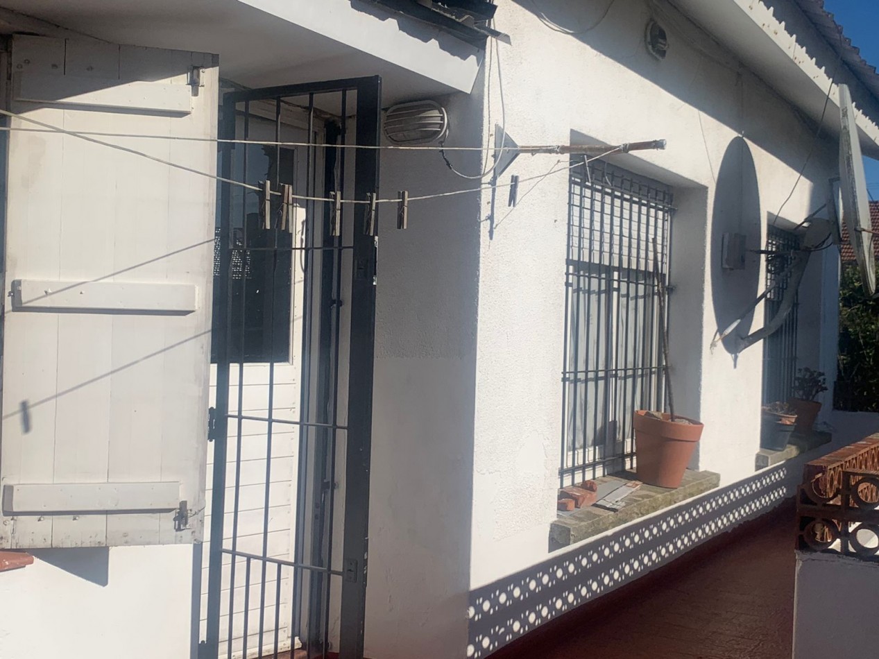 EN BLOQUE DOS CASAS DE 5 AMB Y 3 AMB - A 400 METROS DEL MAR  - MUY  BUEN ESTADO ORIGINAL. -PUNTA MOGOTES