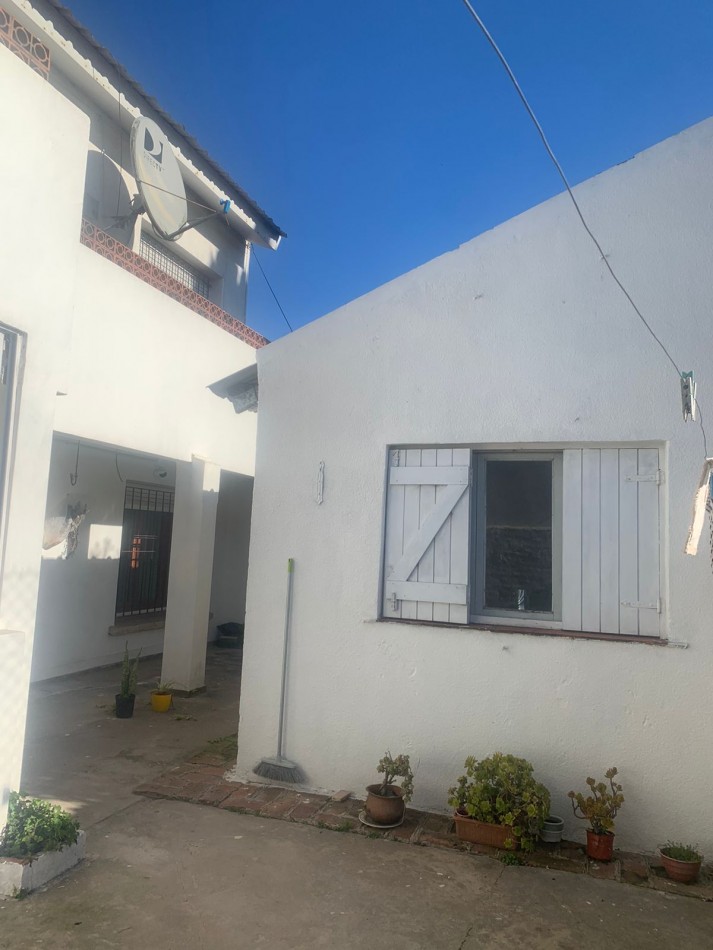 EN BLOQUE DOS CASAS DE 5 AMB Y 3 AMB - A 400 METROS DEL MAR  - MUY  BUEN ESTADO ORIGINAL. -PUNTA MOGOTES