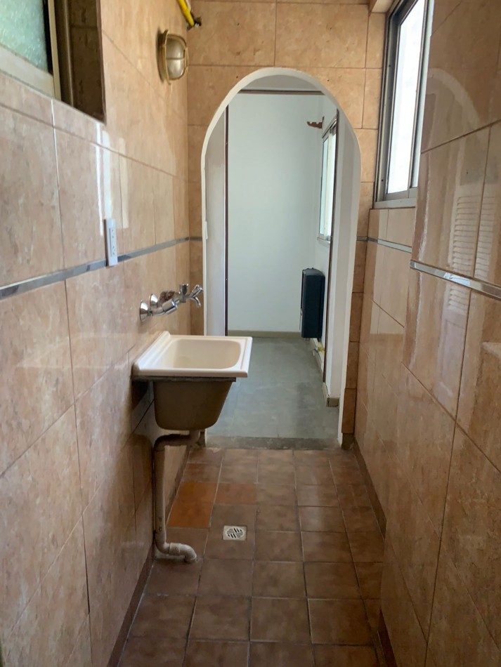 alquiler 24 MESES -3 AMBIENTE A LA CALLE CON HABITACION Y BAÑO DE SERVICIO- mas expensas  -MACROCENTRO