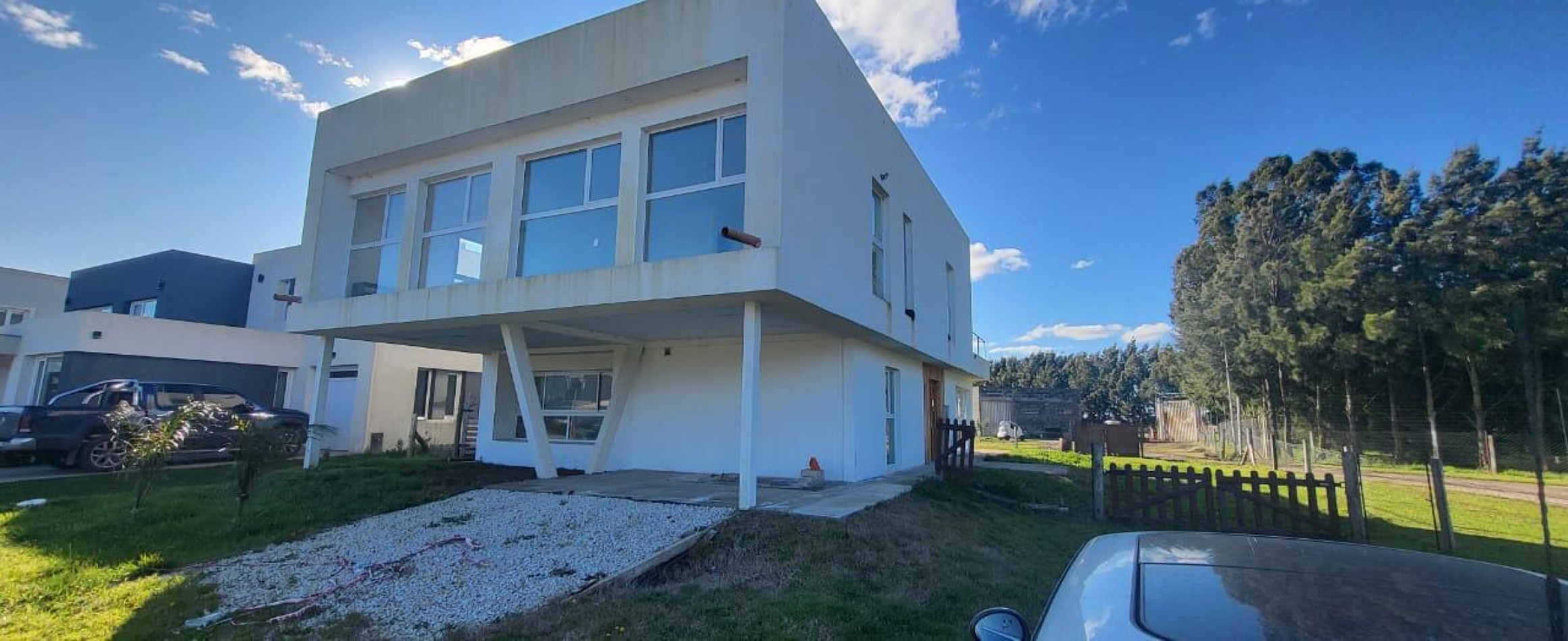 CASA DE CORTE MODERNO  A ESTRENAR -ACEPTA PERMUTA - BARRIO PRIVADO TIERRA DEL MAR