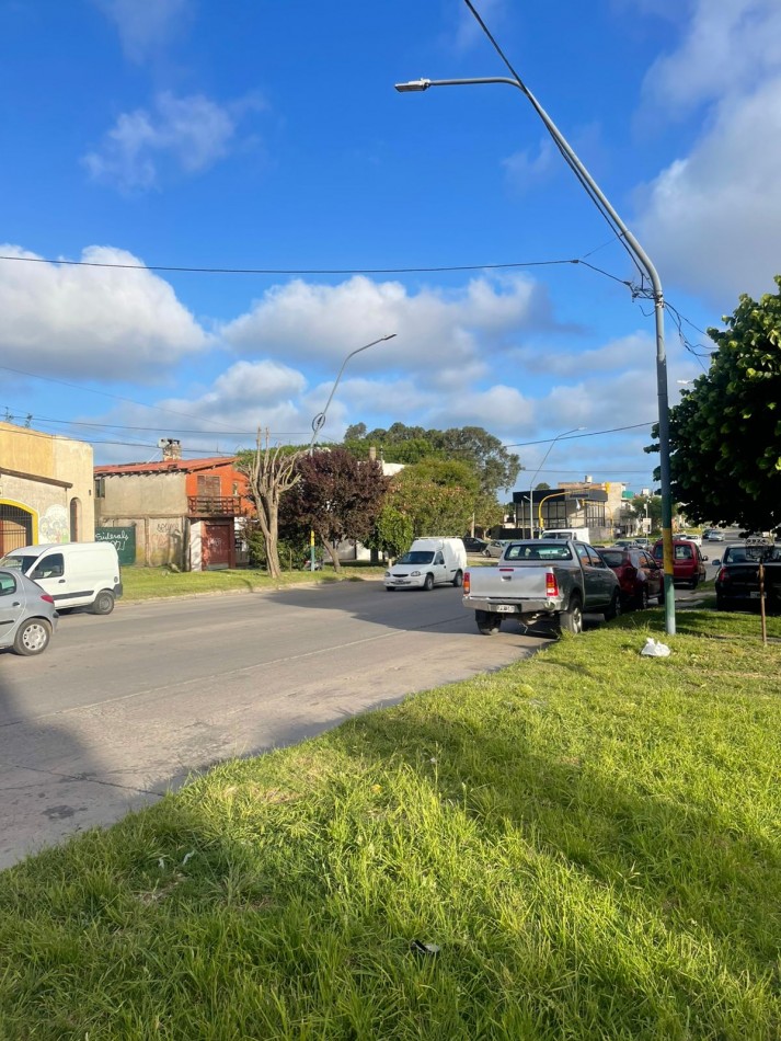 IMPORTANTE LOTE SOBRE AV. FORTUNATO DE LA PLAZA -IDEAL GALPON O LOCAL