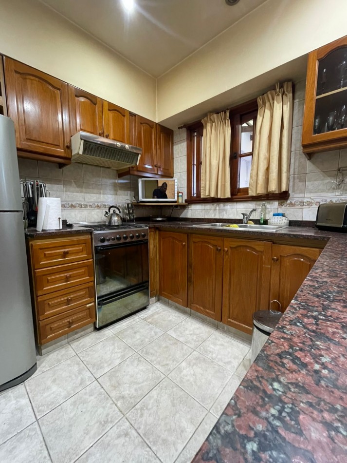 CASA 2 DORMITORIOS-COCHERA DOBLE-PARRILLA-todos los servicios -OPORTUNIDAD 