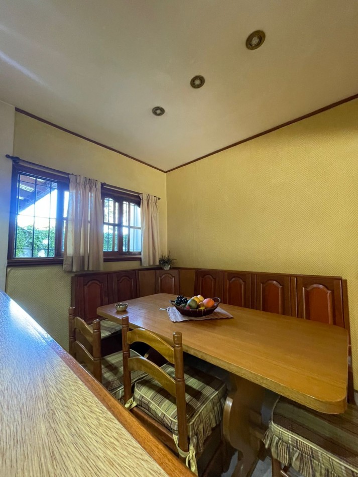 CASA 2 DORMITORIOS-COCHERA DOBLE-PARRILLA-todos los servicios -OPORTUNIDAD 