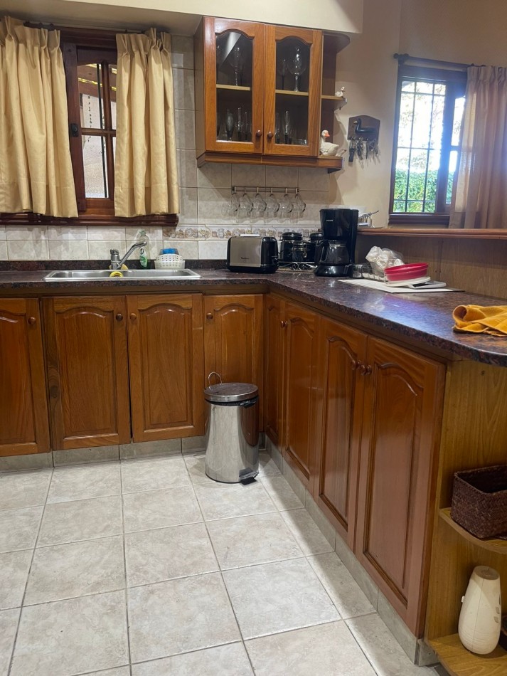 CASA 2 DORMITORIOS-COCHERA DOBLE-PARRILLA-todos los servicios -OPORTUNIDAD 