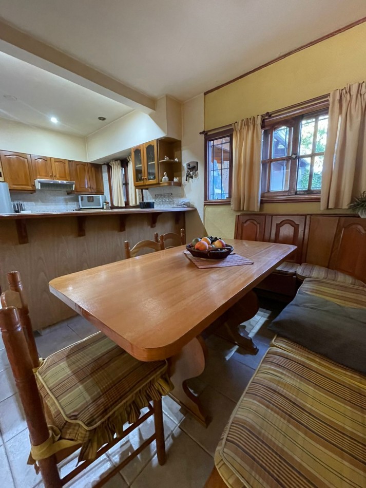 CASA 2 DORMITORIOS-COCHERA DOBLE-PARRILLA-todos los servicios -OPORTUNIDAD 