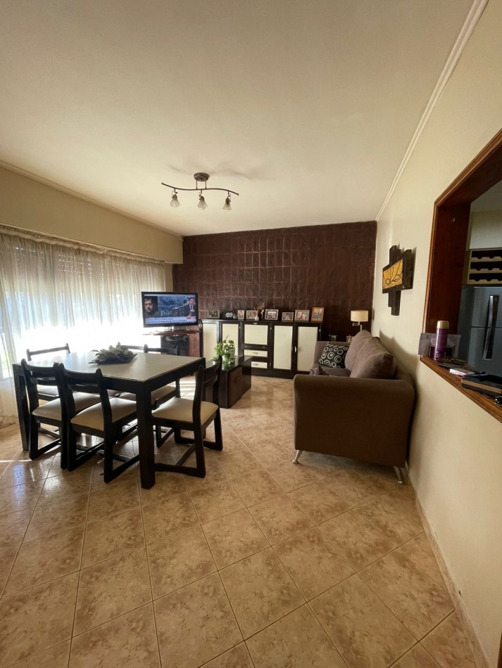 CASA 2 DORMITORIOS-COCHERA DOBLE-PARRILLA-todos los servicios -OPORTUNIDAD 