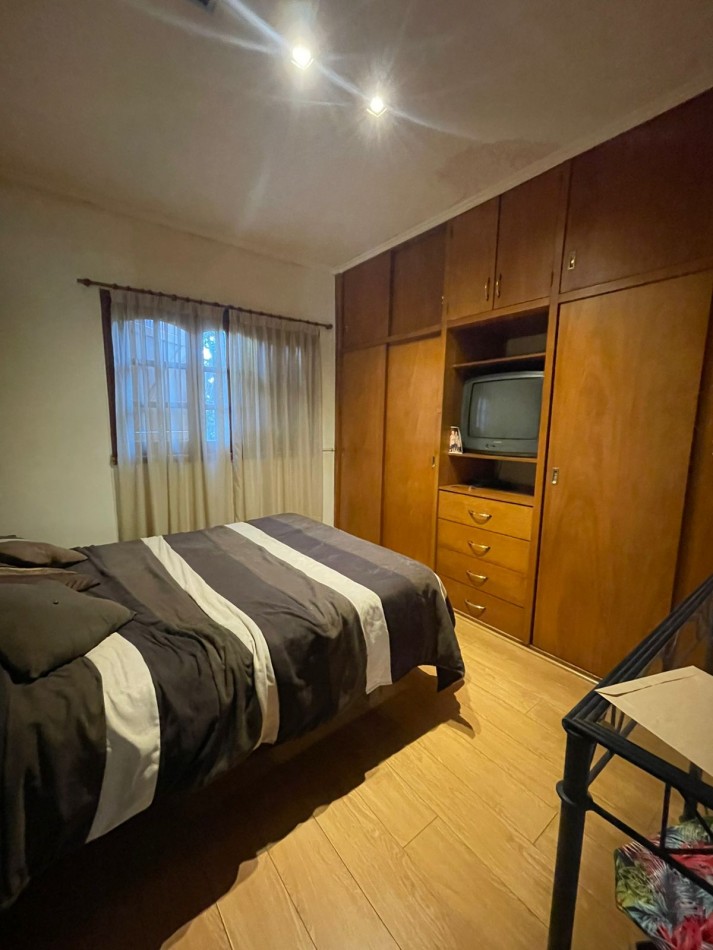 CASA 2 DORMITORIOS-COCHERA DOBLE-PARRILLA-todos los servicios -OPORTUNIDAD 