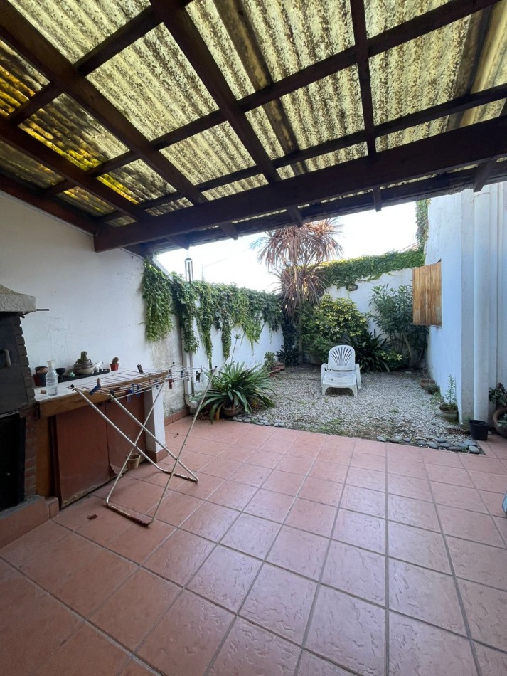 CASA 2 DORMITORIOS-COCHERA DOBLE-PARRILLA-todos los servicios -OPORTUNIDAD 