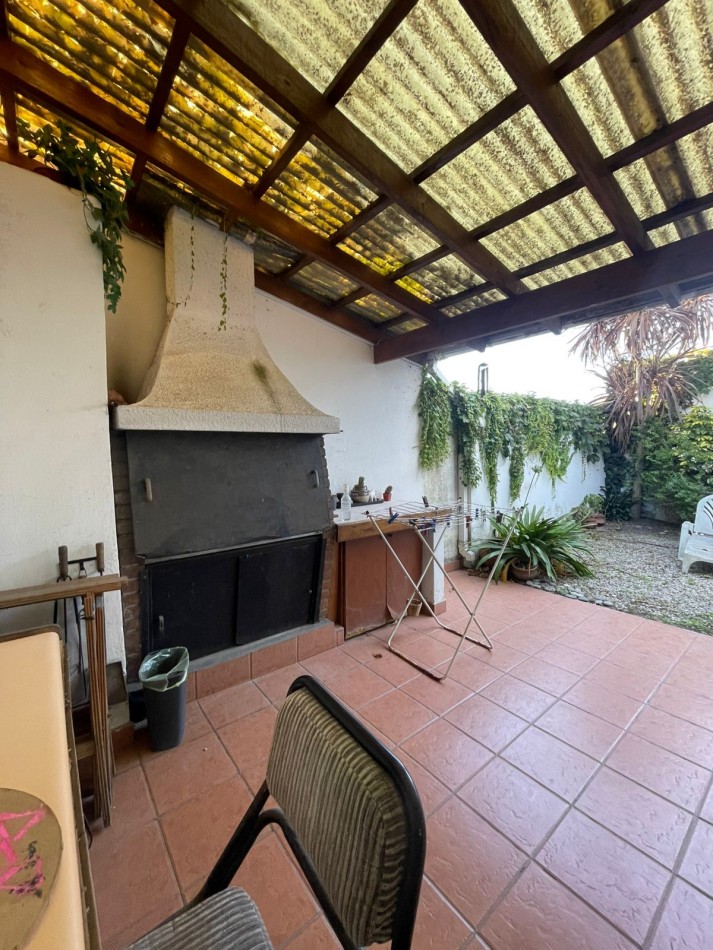 CASA 2 DORMITORIOS-COCHERA DOBLE-PARRILLA-todos los servicios -OPORTUNIDAD 
