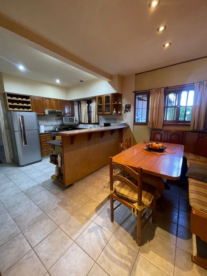 CASA 2 DORMITORIOS-COCHERA DOBLE-PARRILLA-todos los servicios -OPORTUNIDAD 