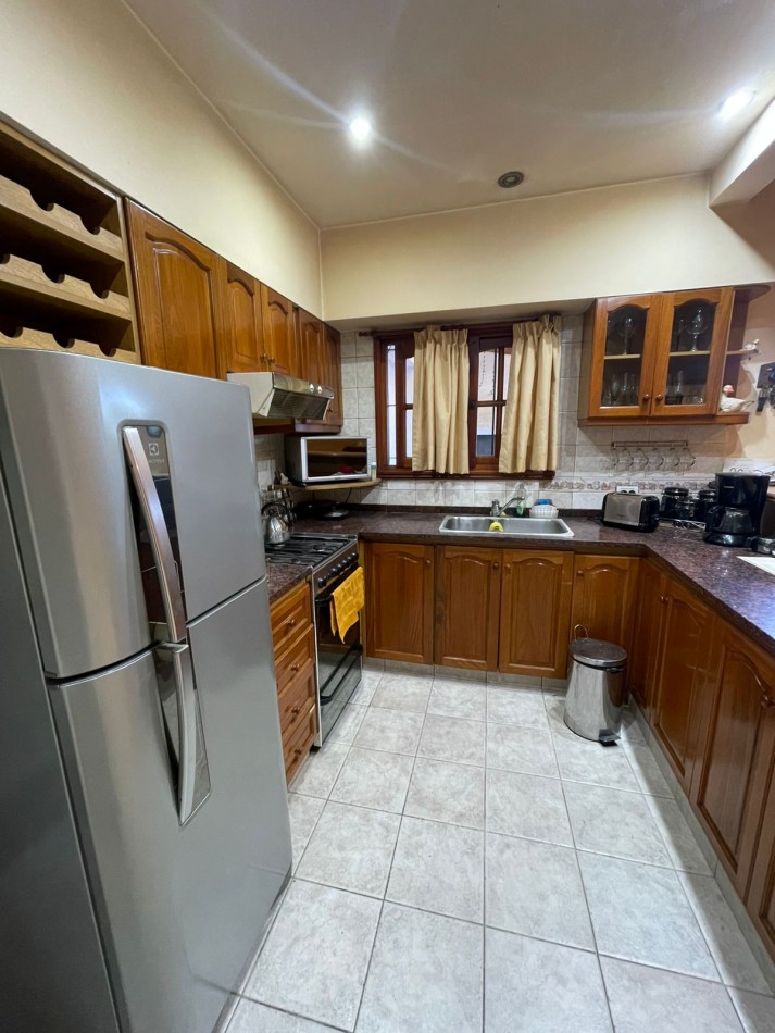 CASA 2 DORMITORIOS-COCHERA DOBLE-PARRILLA-todos los servicios -OPORTUNIDAD 