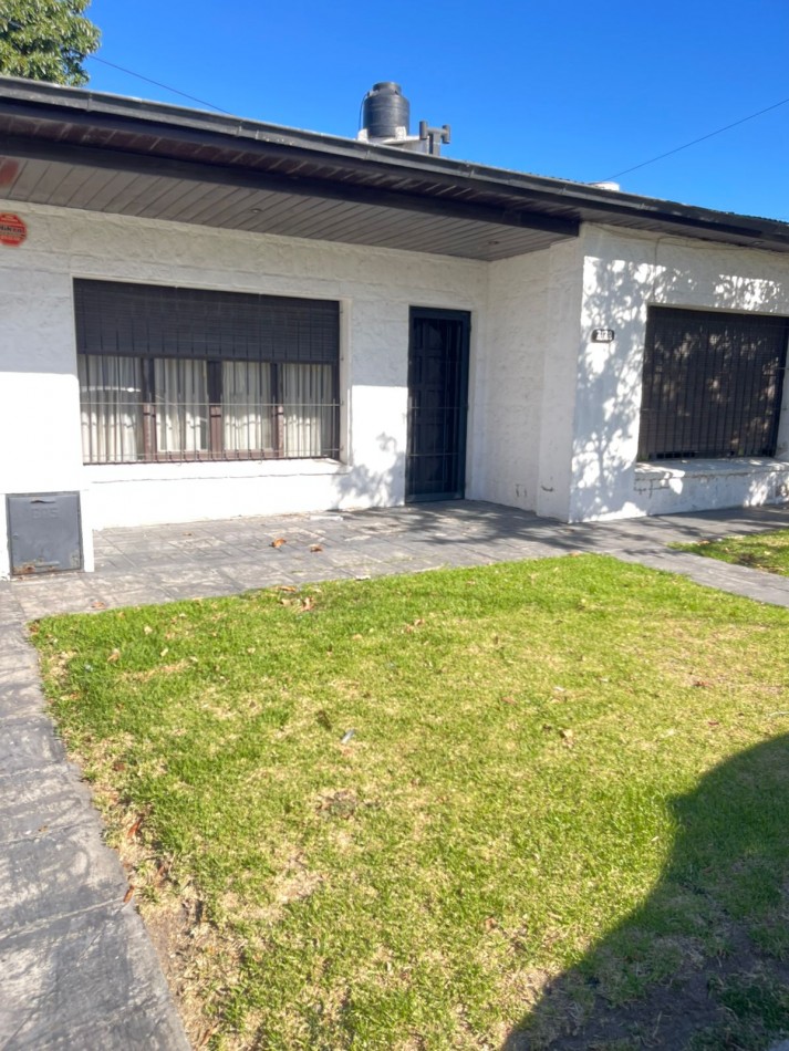 CASA 2 DORMITORIOS-COCHERA DOBLE-PARRILLA-todos los servicios -OPORTUNIDAD 