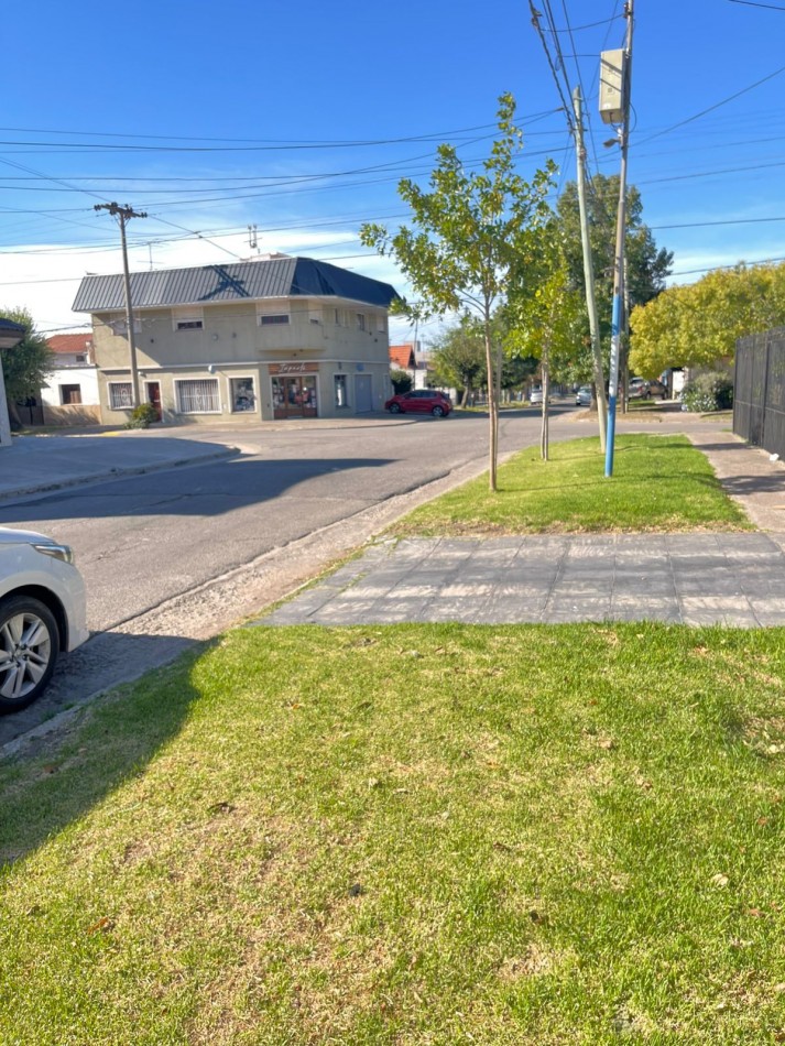 CASA 2 DORMITORIOS-COCHERA DOBLE-PARRILLA-todos los servicios -OPORTUNIDAD 