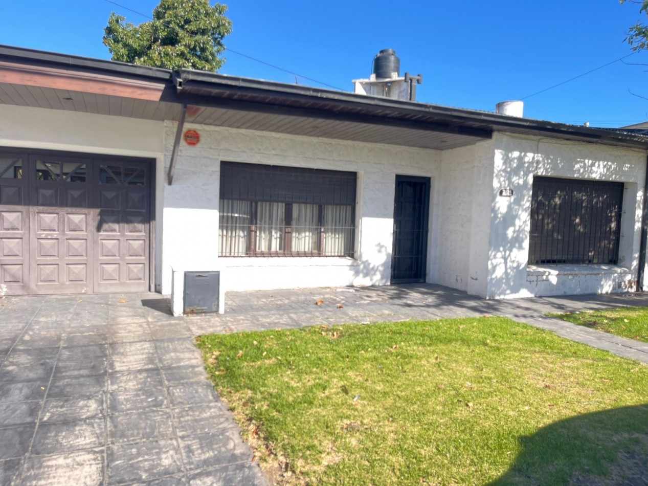 CASA 2 DORMITORIOS-COCHERA DOBLE-PARRILLA-todos los servicios -OPORTUNIDAD 