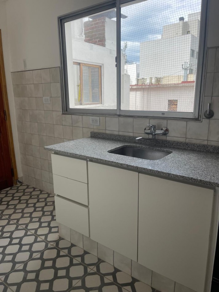 ALQUILER 24 MESES -2 ambientes a la CALLE con BALCON -PATIO C/ PARRILLA-MICROCENTRO-