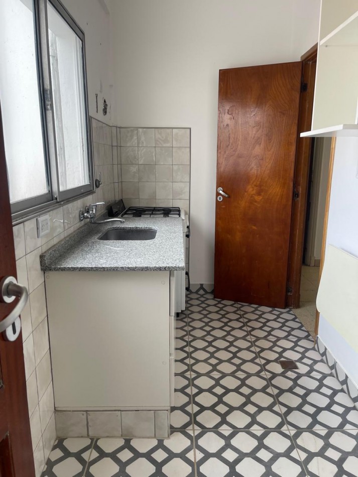 ALQUILER 24 MESES -2 ambientes a la CALLE con BALCON -PATIO C/ PARRILLA-MICROCENTRO-